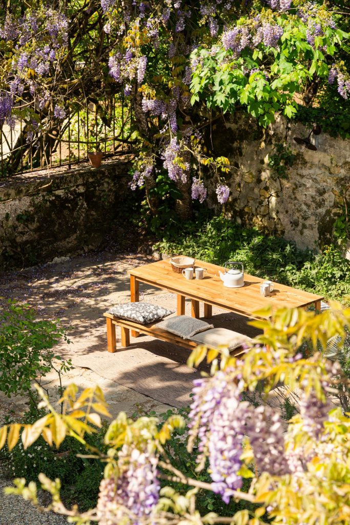 Jardin fleuri avec table et banc
