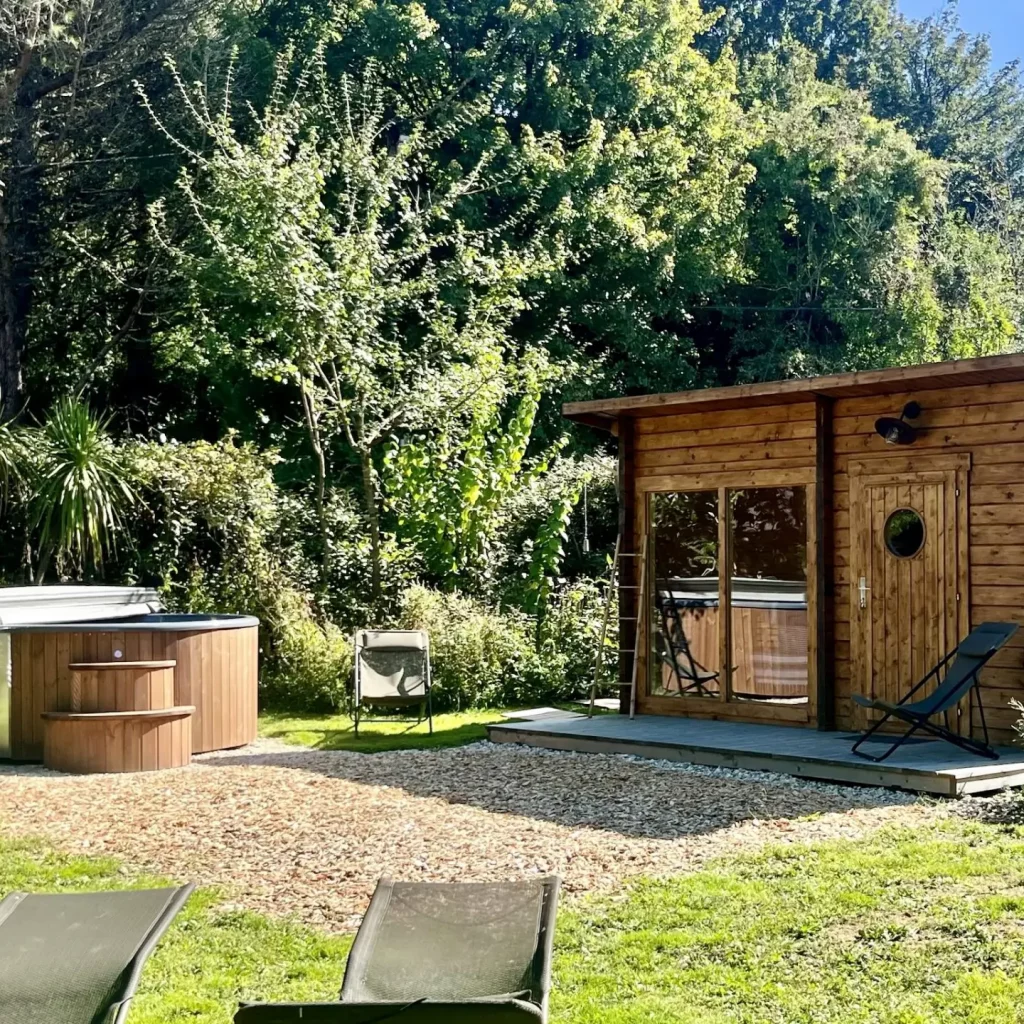 Espace spa dans le jardin privatif